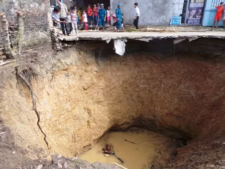 3. "Hố tử thần" sâu 20 mét ở Thanh Hoá Khoảng 4h sáng ngày 28/10/2015, một “hố tử thần” sâu khoảng 25m bất ngờ xuất hiện trong khu vườn của gia đình ông Dương Đức Hiền, ở thôn 2, xã Quý Lộc. Ban đầu miệng hố chỉ rộng chừng 1,5 m, nhưng chỉ ít giờ sau đã liên tục mở rộng. Sau khi các ngành chức năng vào cuộc tìm hiểu nguyên nhân sụt lún và đã chỉ đạo tiến hành san lấp bằng đất sét, đá thải. Đến khoảng 10 ngày sau (13/11) thì xuất hiện hiện tượng sụt lún trở lại. Ở rìa hố cũ, một vạt đất dài tiếp tục sụt xuống tạo thành một “hố tử thần” mới với đường kính khoảng 1,5 m, sâu gần 3 m.