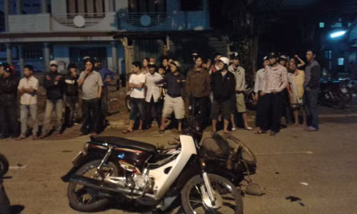 Lúc này có 3 xe máy BKS 73K7-4697 do chị Trần Thị Hương Huyền, xe BKS 75F4-9442 do Đinh Quang Sang (cùng 20 tuổi, trú tại TP Huế) và xe máy BKS 75G1-2741 chạy cùng chiều phía sau xe anh Lợi gây tai nạn liên hoàn. Vụ tai nạn khiến vợ chồng anh Bắc, chị Huệ cùng một người khác bị thương nặng. Theo người nhà nạn nhân cho biết anh Bắc và chị Huệ mới cử hành lễ cưới tại nhà gái xong, trên đường về quay trở về nhà chồng thì cả hai gặp tai nạn.