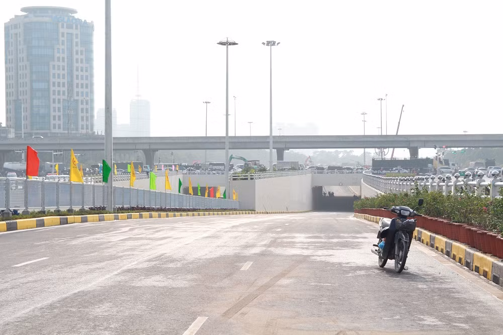 Chiều dài phần hầm kín, hầm hở và đường dẫn vào hầm khoảng 691m. Đây được coi là hầm lớn nhất và hiện đại nhất Thủ đô.