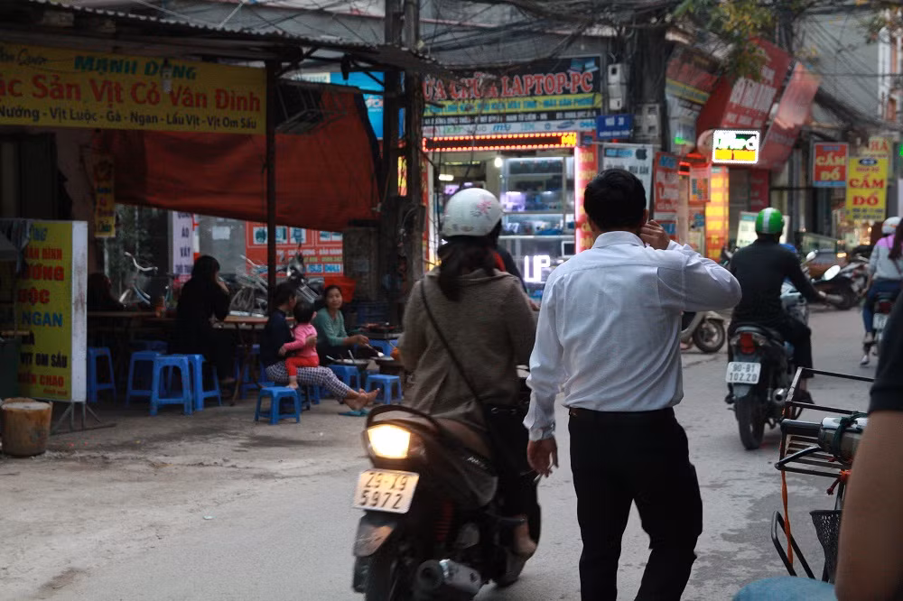 Người đàn ông trung tuổi chọn cho mình một chiếc áo sơ mi trắng...