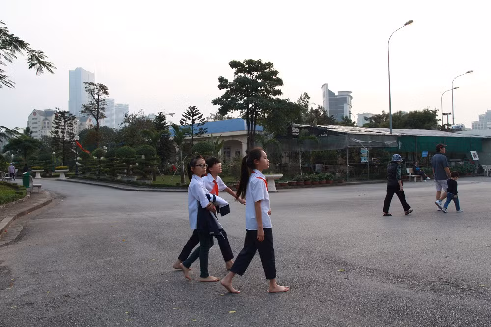 Dan HN quan dui ao coc dao pho giua mua dong