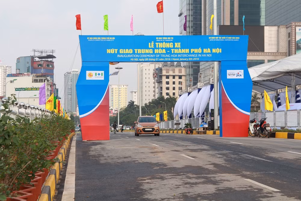 Hai hầm chui nghìn tỷ của Hà Nội gồm: hầm chui Thanh Xuân (nút giao Nguyễn Trãi - Khuất Duy Tiến) và hầm chui Trung Hòa (đường Trần Duy Hưng - Đại lộ Thăng Long) vừa chính thức thông xe vào sáng nay (8/1).