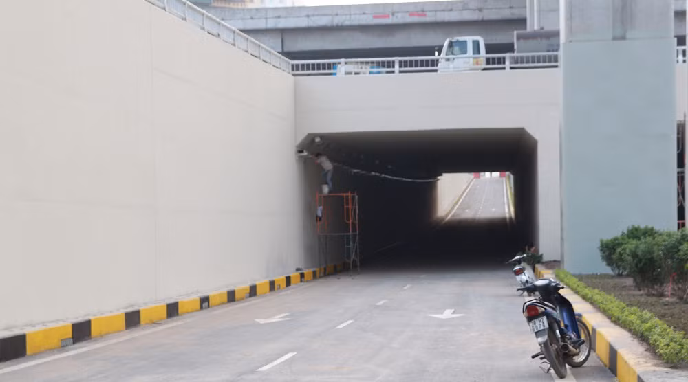 Hầm chui Thanh Xuân có 2 làn xe mỗi chiều, mặt cắt ngang 8m. Đây là tầng dưới cùng trong thiết kế nút giao thông 4 tầng đầu tiên ở Hà Nội.