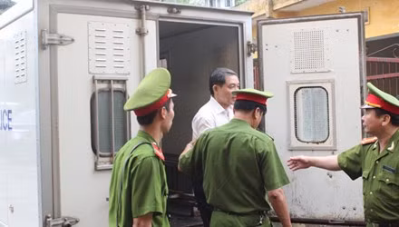 Duong Chi Dung thoat an tu bang cach nao?