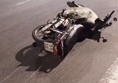 5. Đâm vào mố cầu, hai nam sinh tử nạn Khoảng 23h45 tối 30/12, Trịnh Hồ Quang Hà (22 tuổi, sinh viên Đại học Y dược Huế) điều khiển xe máy chở theo bạn là Hồ Xuân Trường (22 tuổi, sinh viên Đại học Bách Khoa Đà Nẵng, cùng trú tỉnh Quảng Bình) theo hướng từ đường Lê Duẩn lên Bùi Thị Xuân (TP Huế, Thừa Thiên - Huế). Khi xe vừa qua phía nam cầu Dã Viên, xe của hai nam sinh bất ngờ tông vào mố cầu phía bên phải khiến Hà chết tại chỗ. Trường được đưa đi cấp cứu, song cũng không qua khỏi.