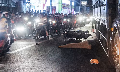 2. Va chạm với xe tải, cô gái trẻ chết thảm Tối 28/12, một cô gái khoảng 20 tuổi điều khiển xe tay ga hiệu Honda LEAD BKS 59X2 – 720.63 lưu thông trên trên quốc lộ 13. Khi đến trước cửa hàng Honda An Thành, (phường Thuận Giao, Thuận An, Bình Dương) thì xảy ra va chạm với xe tải BKS 61C – 157.85 lưu thông cùng chiều. Cú va chạm khiến cô gái trẻ ngã xuống đường, bị bánh sau của xe tải cán qua người tử vong tại chỗ.