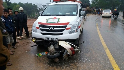 8. Xe cấp cứu phóng ẩu, lấn đường tông chết người Khoảng 16h ngày 31/12, trên tuyến QL 15A, đoạn qua địa phận xóm 4, xã Hà Linh, xe cấp cứu BKS 38A - 082.14 do lái xe Nguyễn Hồng Hà, trú tại thị trấn Hương Khê điều khiến lưu thông theo hướng thị trấn này đến TP Hà tĩnh chạy với tốc độ cao, lấn đường và đâm trực diện vào xe máy mang BKS: 38Y1 - 2764 do anh Nguyễn Văn H. (SN 1990), trú tại xóm 4, xã Phúc Đồng (Hương Khê) điều khiển chạy theo chiều ngược lại. Hậu quả vụ tai nạn là anh H. tử vong tại chỗ