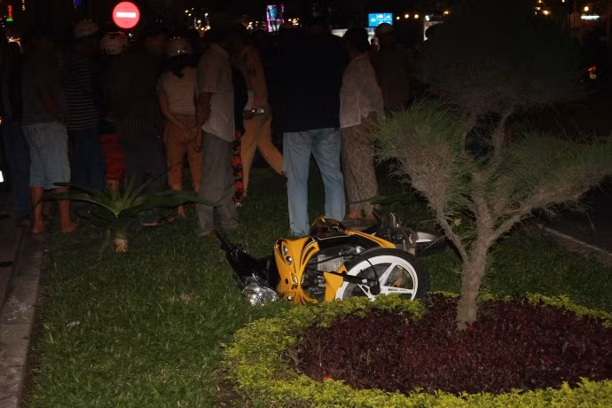 3. Xe máy đâm nhau, 2 người thương vong Khoảng 17h ngày 5/1, tại đoạn rẽ trước kiệt 847 đường Nguyễn Tất Thành đoạn qua phường Xuân Hà (quận Thanh Khê, Đà Nẵng), ông Nguyễn Đình Tấn (sinh năm 1987, trú xã Hoà Khương, Hòa Vang, Đà Nẵng) điều khiển xe máy BKS 43K1-014.96 đang lưu thông thì bất ngờ tông trúng một người phụ nữ điều khiển xe máy BKS 43S8-1926 lưu thông cùng chiều. Chưa dừng lại ở đó, xe máy do ông Tuấn điều khiển tiếp tục leo lên dải phân cách hơn 10 mét, đâm gãy cây thông trồng tại đây. Vụ tai nạn khiến ông Tuấn tử vong, người phụ nữ bị thương nặng.