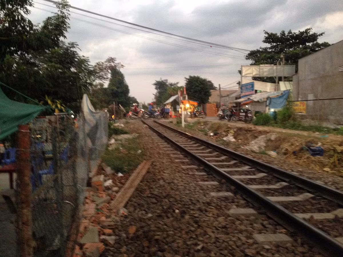 4. Băng ngang đường ray, bị tàu hỏa kéo lê 40m tử vong Chiều tối ngày 6/1, anh Nguyễn Hữu Thái (SN 1976, ngụ tỉnh Bà Rịa – Vũng Tàu) điều khiển xe máy từ KP1 băng ngang đường sắt Bắc – Nam để sang KP3 phường Tân Hiệp, TP.Biên Hòa, Đồng Nai. Khi lưu thông đến đoạn giao giữa đường dân sinh, đường sắt không có rào chắn và đèn tín hiệu thì bị tàu SPT1 lưu thông theo hướng từ Phan Thiết đi TP. HCM tông thẳng vào xe, kéo lê gần 40m. Tai nạn khiến anh Thái tử vong tại chỗ.