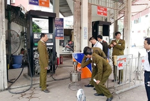 7. Bắt khẩn cấp thêm 4 đối tượng trong vụ 2 cây xăng gian lận Liên quan đến vụ cây xăng ở 436 Trần Khát Chân (quận Hai Bà Trưng) và Yên Viên (Gia Lâm) trực thuộc Công ty cổ phần xăng dầu chất đốt Hà Nội gắn chip để gian lận khi bán xăng, sáng 31/12, Cơ quan Cảnh sát điều tra Công an thành phố Hà Nội cho biết đã thi hành lệnh bắt khẩn cấp và tạm giữ hình sự thêm 4 đối tượng. Trong đó có Trưởng phòng thị trường Công ty cổ phần xăng dầu chất đốt Hà Nội, một nhân viên cửa hàng kinh doanh xăng dầu Trần Khát Chân, 2 đối tượng sản xuất và bán chíp điện tử.