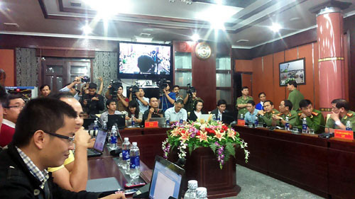 3. Nghi phạm bắn chết người Trung Quốc là người... Trung Quốc Liên quan đến vụ người Trung Quốc bị bắn chết tại Đà Nẵng, lúc 15h30 ngày 30/12/2015, Đại tá Nguyễn Đức Dũng - trưởng Phòng tham mưu công an Đà Nẵng cho biết, đối tượng gây án là người Trung Quốc tên Feng Long Chun (Phùng Long Xuân, sinh năm 1988, tại Quảng Tây, Trung Quốc). Nguyên nhân ban đầu được xác định là do mâu thuẫn trong hoạt động kinh doanh sim card điện thoại cho người Trung Quốc đến Việt Nam du lịch, kinh doanh trên web Taobao của Trung Quốc nên tên Feng Long Chun đã đến Đà Nẵng để sát hại nạn nhân.