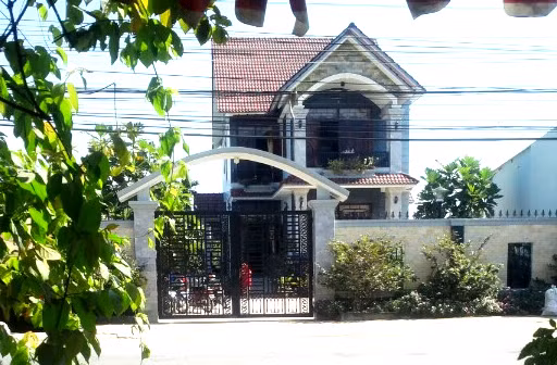 2. Trộm đột nhập, nổ súng nhà Bí thư huyện ủy Khoảng 2h sáng 30/12, ông Nguyễn Văn Út - Bí thư Huyện ủy Đức Hòa (Long An) nghe tiếng động lạ trong nhà nên cùng con trai đi kiểm tra. Cha con ông Út phát hiện kẻ lạ mặt đột nhập vào nhà bằng cửa sổ nhà vệ sinh. Lúc này do hành động bị lộ nên kẻ gian đã tông cửa bỏ chạy, cùng thời điểm, đồng bọn ở bên ngoài đã nổ súng để giải cứu. Quá trình giằng co, ông Út bị chém vào chân, con trai ông bị thương ở hông nghi do trúng đạn.