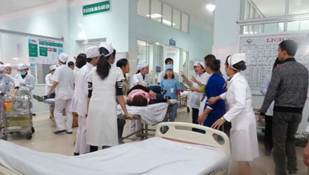 1. Gần 500 công nhân nghi ngộ độc ở Hải Phòng Trưa ngày 28/12, tại Cty TNHH Regina Miracle International Việt Nam, hàng loạt bị ngộ độc thực phẩm với các triệu chứng chóng mặt, buồn nôn, đau bụng được đưa tới khám tại Phòng Y tế Cty. Sở Y tế thành phố Hải Phòng đã huy động toàn bộ 18 xe cấp cứu tới đưa công nhân đi bệnh viện. Theo bà Phạm Thu Xanh, Giám đốc Sở Y tế Hải Phòng, có tất cả 466 công nhân bị ngộ độc. Đến tối 28/12, một số công nhân bị ngộ độc nhẹ, sau khi được điều trị đã được xuất viện.