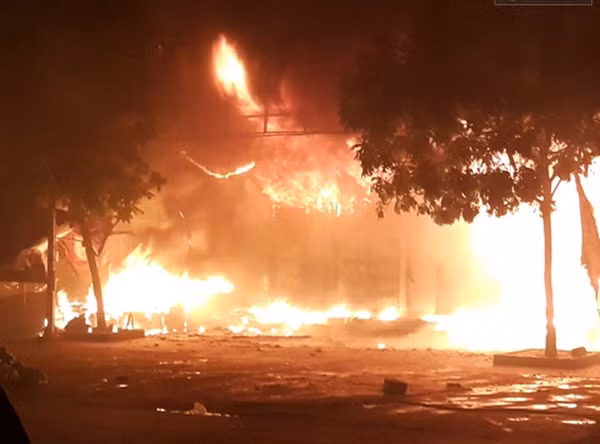 5. Hà Nam: Chợ Phủ Lý cháy dữ dội trong đêm, thiêu rụi gần 300 ki-ốt Khoảng 1h30 sáng 31/12/2015, một ngọn lửa bất ngờ bốc lên tại gian hàng vàng mã, bát đĩa trong chợ Phủ Lý, TP Phủ Lý, tỉnh Hà Nam sau đó lan sang các cửa hàng khác. Đám cháy đã thiêu rụi gần 300 ki-ốt, ước tính tổng thiệt hại tài sản theo thống kê là khoảng 10 tỷ đồng. Công an tỉnh Hà Nam huy động gần 100 chiến sĩ cùng 10 xe cứu hỏa đến hiện trường nhưng vẫn không đủ sức dập lửa. Sau gần 2 giờ chống chọi, lực lượng chữa cháy của Nam Định, Hưng Yên được điều động thêm. Đến hơn 5h sáng, ngọn lửa cơ bản được khống chế và dập tắt.