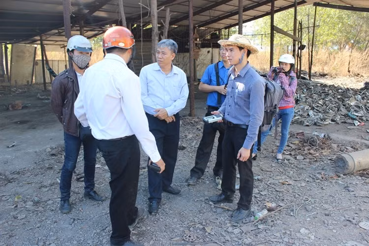 Đến sáng 7/4/2015, ông Mai Thanh Quang - Giám đốc sở KH-CN tỉnh Bà Rịa-Vũng Tàu, tổ trưởng tổ tìm kiếm cho biết, đã tìm thấy một thiết bị có trọng lượng khoảng 6-7kg, nghi có chứa nguồn phóng xạ bị rò rỉ. Hiện vụ việc vẫn đang tiếp tục được làm rõ.