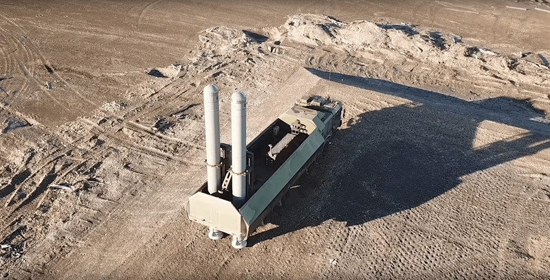 Theo chuyên gia Nga, Onyx là loại tên lửa có tốc độ siêu âm. Dòng tên lửa này có tính cơ động rất cao, với đường bay rất phức tạp, với tầm bắn 300 km. Tên lửa đạt độ cao lên đến 15.000 m, và sau đó bổ nhào xuống và bay ở độ cao 10 - 15 mét trên mực nước biển. Nhờ đó, các phương tiện radar trên biển của đối phương rất khó để phát hiện ra nó.