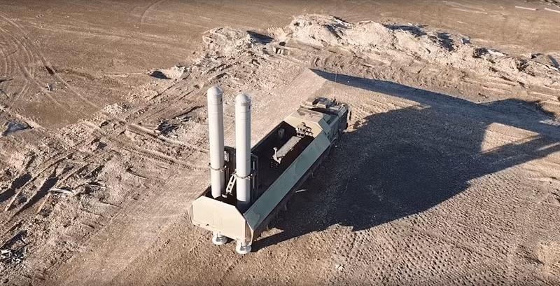 Theo chuyên gia Nga, Onyx là loại tên lửa có tốc độ siêu âm. Dòng tên lửa này có tính cơ động rất cao, với đường bay rất phức tạp, với tầm bắn 300 km. Tên lửa đạt độ cao lên đến 15.000 m, và sau đó bổ nhào xuống và bay ở độ cao 10 - 15 mét trên mực nước biển. Nhờ đó, các phương tiện radar trên biển của đối phương rất khó để phát hiện ra nó.