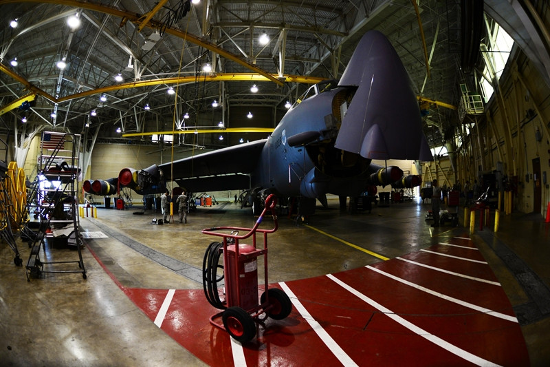 Để thực hiện kế hoạch nâng cấp, Không quân Mỹ sẵn sàng mua hơn 600 động cơ mới cho B-52H để đảm bảo những máy bay này có thể hoạt động đến sau năm 2050. Trong danh sách các bên dự thầu có nhà sản xuất động cơ máy bay Pratt &amp; Whitney, tập đoàn Rolls-Royce và GE. Không quân Mỹ muốn các động cơ mới của B-52H phải hoạt động ít tiếng ồn hơn và có giá thành rẻ hơn.