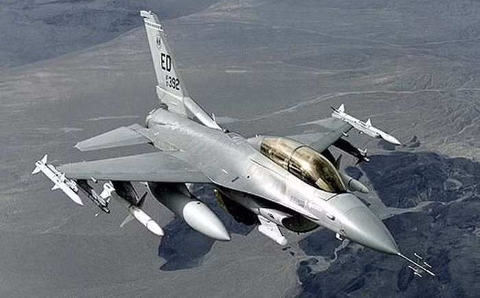 Cơ quan Phòng vệ Đài Loan cho biết, chiếc tiêm kích F-16, phiên bản một chỗ ngồi, đã biến mất khỏi màn hình radar chỉ hai phút sau khi cất cánh từ căn cứ không quân Hoa Liên, trên bờ biển phía đông hòn đảo vào chiều tối 17/11.