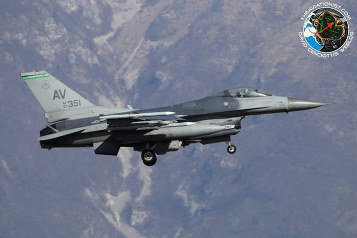 Phi đội F-16 chiếm khoảng một nửa lực lượng máy bay chiến đấu của đảo Đài Loan. Trong biên chế của họ còn có một số lượng nhất định phiên bản F-16V Viper, đây là phiên bản mạnh nhất trong gia đình F-16.