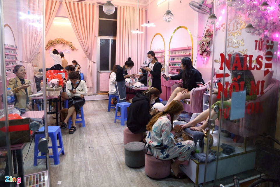 Cho den 2h sang de sua nail, lam toc an Tet