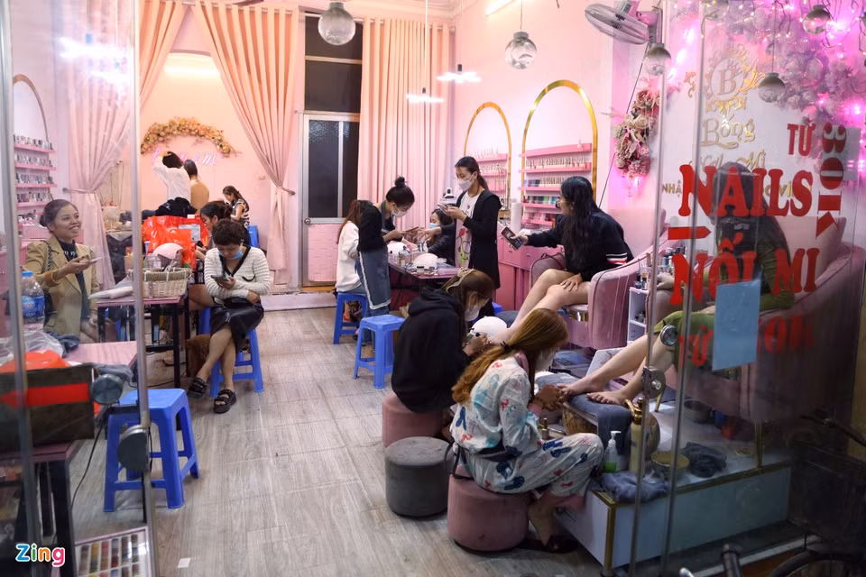 Cho den 2h sang de sua nail, lam toc an Tet