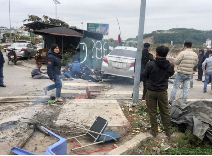 Tài xế lao thẳng xe taxi vào 5 người đang sưởi ấm ven đường Tai xe lao thang xe taxi vao 5 nguoi dang suoi am ven duong