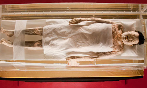 Hoang hon xac uop 2.100 nam tuoi con nguyen noi tang