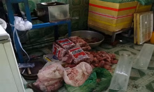 Hai hung canh rua long bo bang hoa chat phuc vu khach