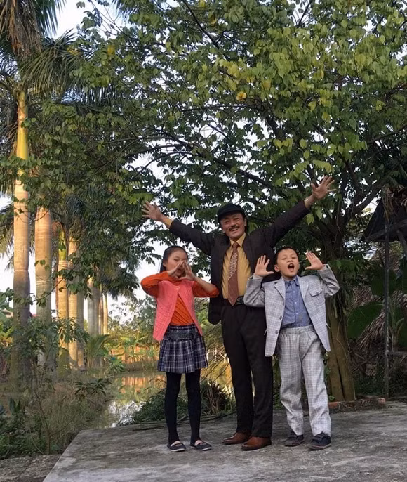 Giang Còi có 3 người con. Người con trai lớn đã lập gia đình, sinh con. Nam diễn viên hài Giang Còi từng rất tự hào khi lên chức ông nội cách đây vài năm. Anh còn hai người con nhỏ gồm 1 trai, một gái. Con gái sống với anh ở căn nhà ngoại thành Hà Nội. Con trai út sống với mẹ ở Nghĩa Tân.