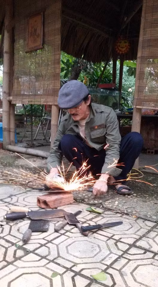 Tự tay nghệ sĩ Giang Còi bắt tay cải tạo và trồng cây trong khu vườn.