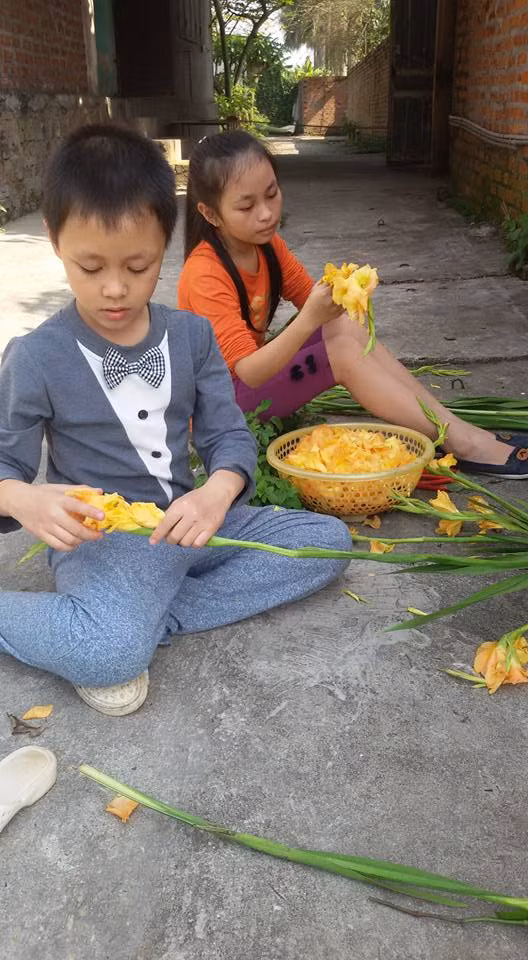 Vào các dịp cuối tuần hoặc khi nghỉ hè, Giang Còi đón con về sống cùng. Giang Còi trải qua hai cuộc hôn nhân, trong đó, có một người vợ kém anh tới 25 tuổi. Tuy nhiên, anh rất ít khi nói về những người phụ nữ trong cuộc đời mình.