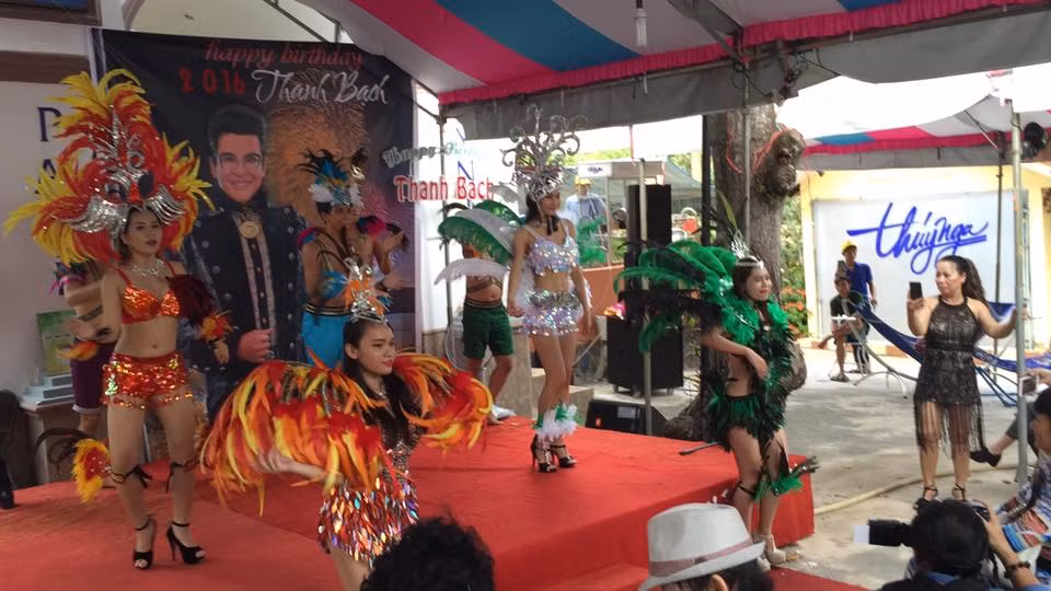 Tiệc mừng tuổi mới của nam MC diễn ra vô cùng hoành tráng với nhiều bạn bè thân thiết cùng những nghệ sĩ nổi tiếng.