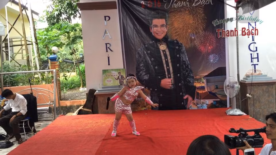 Có đầy đủ ca múa nhạc và không thể thiếu các tiết mục hài hước.