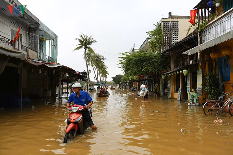 Việc đi lại của người dân bắt đầu khó khăn khi tuyến đường Bạch Đằng đã ngập.