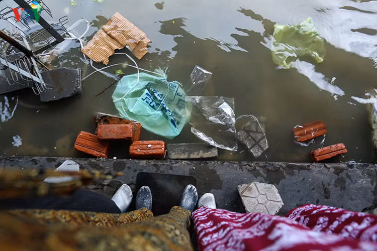 Nước đã ngấp nghé bậc thềm của một hiệu thời trang.