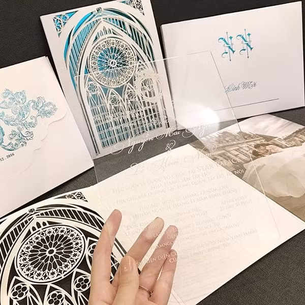 Thiệp cưới trong suốt in chữ trắng.