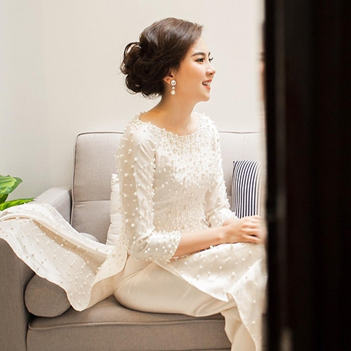 Sau đó, MC 9X thay một bộ áo dài khác chuẩn bị cho lễ đón dâu.