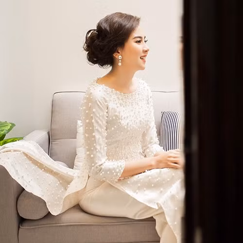 Sau đó, MC 9X thay một bộ áo dài khác chuẩn bị cho lễ đón dâu.