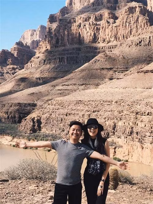 Được biết, gia đình chồng Mai Ngọc sở hữu chuỗi nhà hàng và công ty tổ chức sự kiện nổi tiếng ở Hà Nội. Chồng của Mai Ngọc là người gắn bó với cô đã khá lâu, hơn 10 năm, từ năm 2006 đến nay. Thông tin về đám cưới của Mai Ngọc được tiết lộ khi MC thời tiết khoe ảnh người yêu cầu hôn cô đầy lãng mạn vào tháng 7/2016. Trong ánh nến lung linh và hoa hồng ngọt ngào ở thành phố New York Mỹ, bạn trai của MC Mai Ngọc bất ngờ quỳ xuống cầu hôn cô cùng dòng chữ "Làm vợ anh nhé".