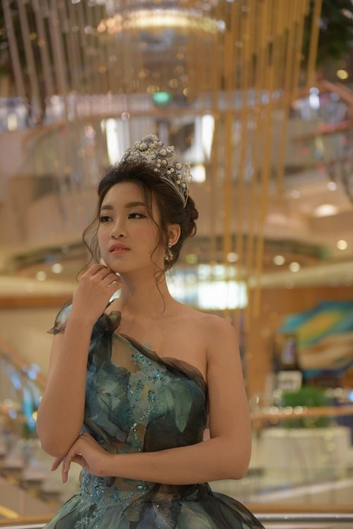 5. Hoa hậu Đỗ Mỹ Linh Sau khi đăng quang năm 2016, đời tư của hoa hậu Đỗ Mỹ Linh rất được công chúng quan tâm. Theo một nguồn tin cho biết, Đỗ Mỹ Linh sinh ra và lớn lên trong một căn nhà nhỏ ở phố Hàng Đào - khu phố cổ tấp nập số một Hà Thành.