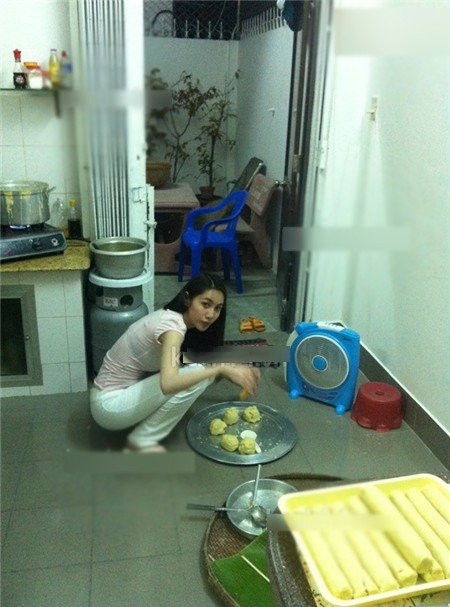 4. Ca sĩ Thủy Tiên Thủy Tiên là một nghệ sĩ đa năng khi vừa có thể đảm nhận vai trò là ca sĩ, lại vừa có thể làm diễn viên hoặc người mẫu. Cô có một cuộc sống hôn nhân khá đầm ấm và hạnh phúc bên ông xã Công Vinh và bé Bánh Gạo. Tuy nhiên, ít ai biết về cuộc sống của Thủy Tiên trước khi kết hôn. Ca sĩ Giấc mơ tuyết trắng từng sống cùng gia đình trong căn nhà giản dị ở Tiền Giang suốt thời thơ ấu. Ngoài ra, trong quãng thời gian lập nghiệp ở Sài Gòn, Thủy Tiên thuê một căn nhà nhỏ và tự tay bài trí để tiện cho công việc.