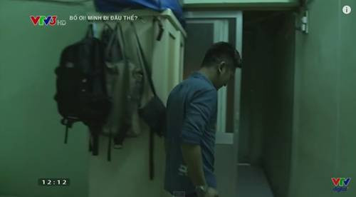 Tường nhà được quét vôi xanh đơn giản.