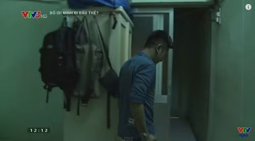 Tường nhà được quét vôi xanh đơn giản.