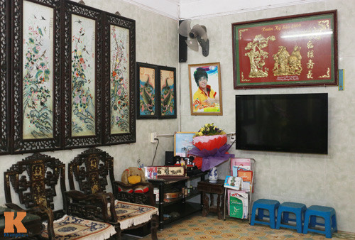 Căn phòng khách được bài trí gọn gàng.