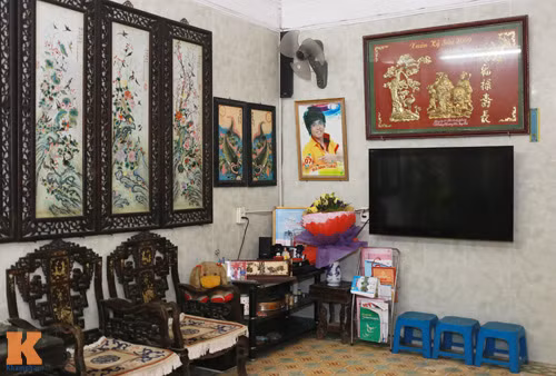 Căn phòng khách được bài trí gọn gàng.