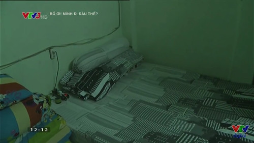 Giường ngủ giản dị.