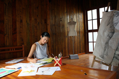 Căn phòng nơi Ngọc Hân làm việc được thiết kế khá lạ mắt với đồ nội thất hoàn toàn bằng gỗ.