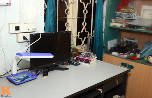 Góc học tập quen thuộc của anh khá đơn giản và gọn gàng.