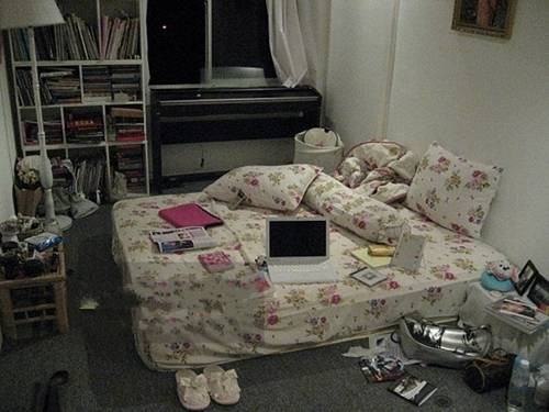 Căn hộ Thủy Tiên đã thuê khi mới lập nghiệp ở Sài Gòn chất chứa nhiều kỷ niệm với đồ đạc và màu sắc do cô tự tay sắp xếp, đặc biệt là chiếc piano - nơi Thủy Tiên thường tập luyện cho các bản hit đã làm nên tên tuổi của cô.